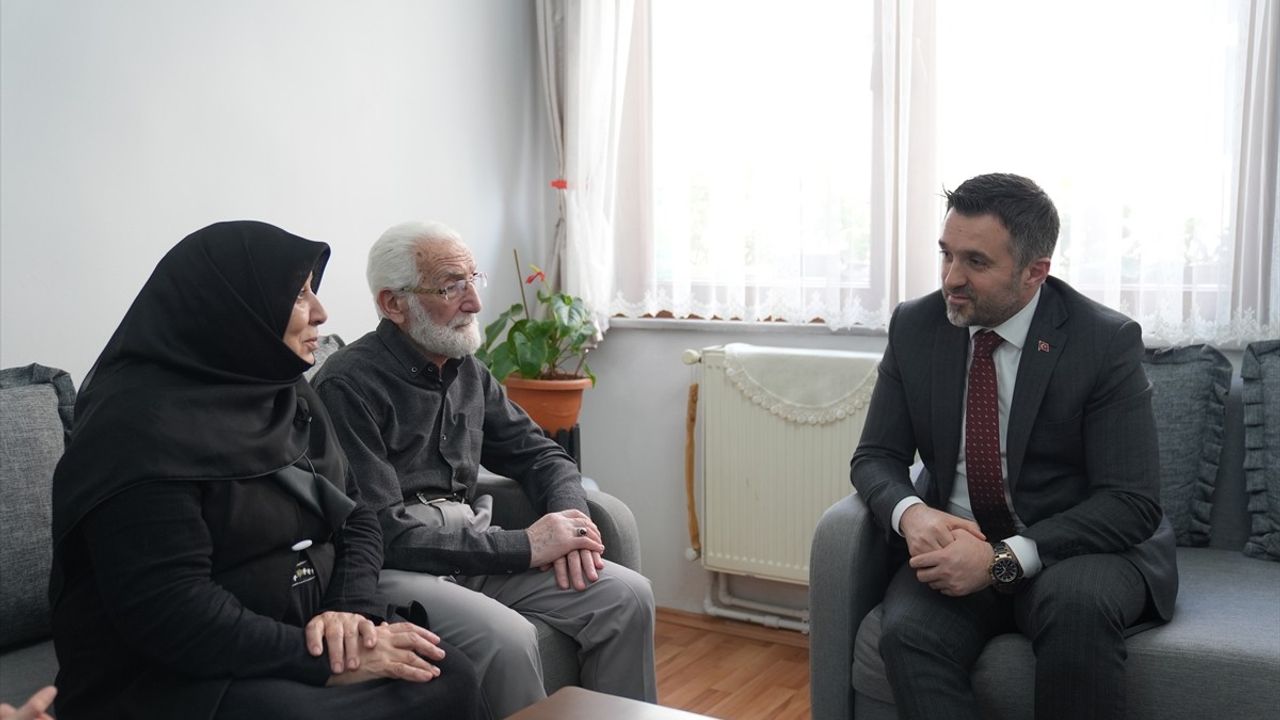 Kırk Yıllık Hatır Bir Satır Projesi: Uzun Evliliklerin Sırrı Gençlerle Paylaşılıyor