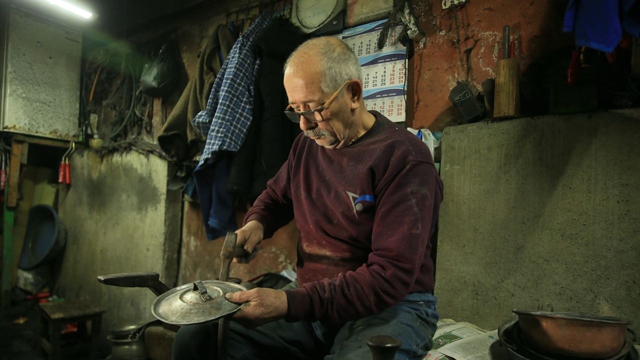 Kocaeli'de 54 Yıldır Kalaycılık Yapan İlyas Baykal, Unutulmaya Yüz Tutan Mesleği Yaşatıyor