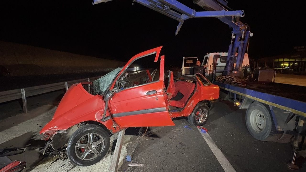 Kocaeli'de Bariyere Çarpan Otomobildeki İki Kişi Hayatını Kaybetti