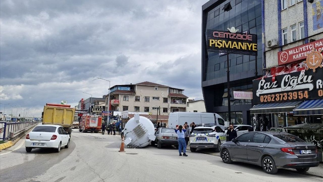 Kocaeli'de Devrilen Gaz Depolama Tankı Ulaşımı Aksattı