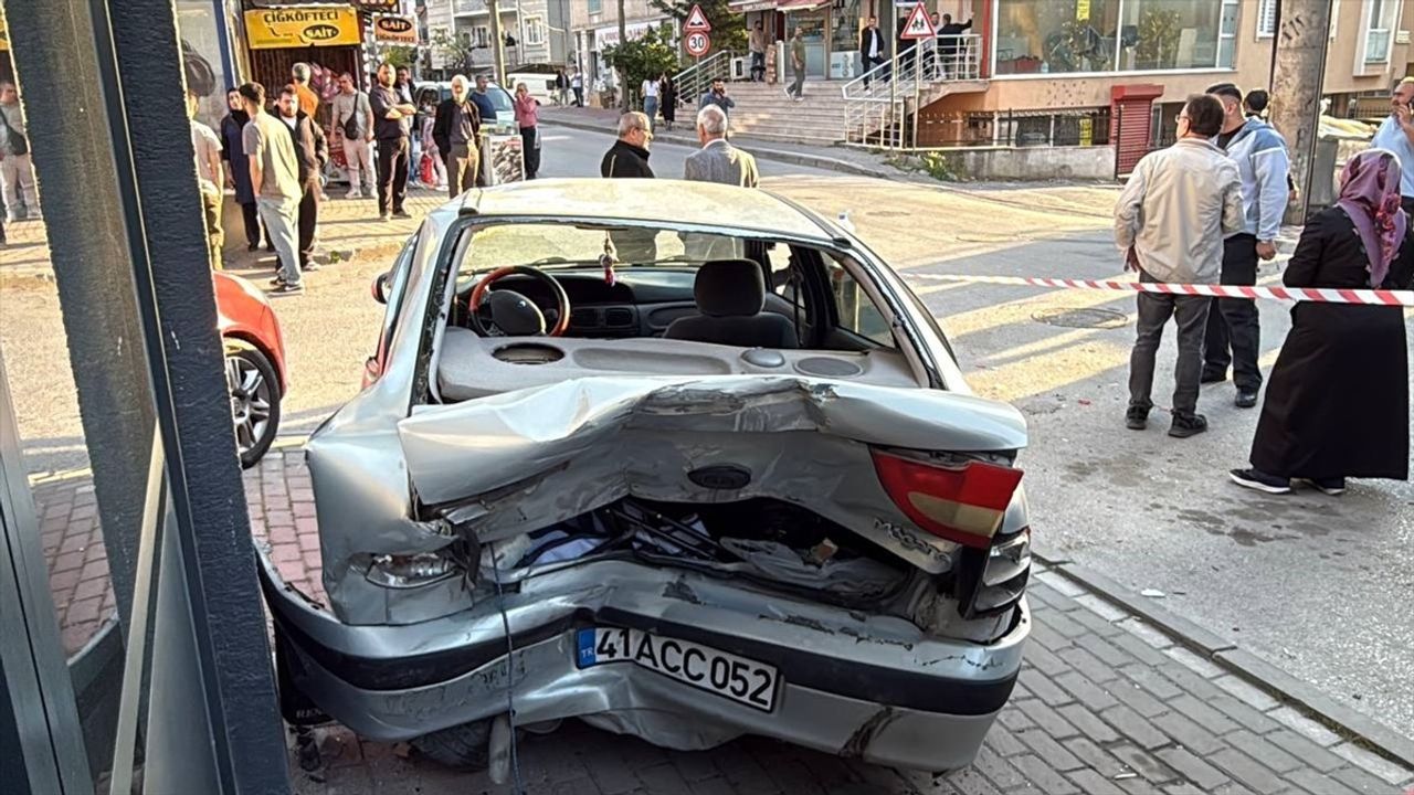 Kocaeli'de Hafif Ticari Araç ile Otomobil Çarpıştı: 2 Yaralı