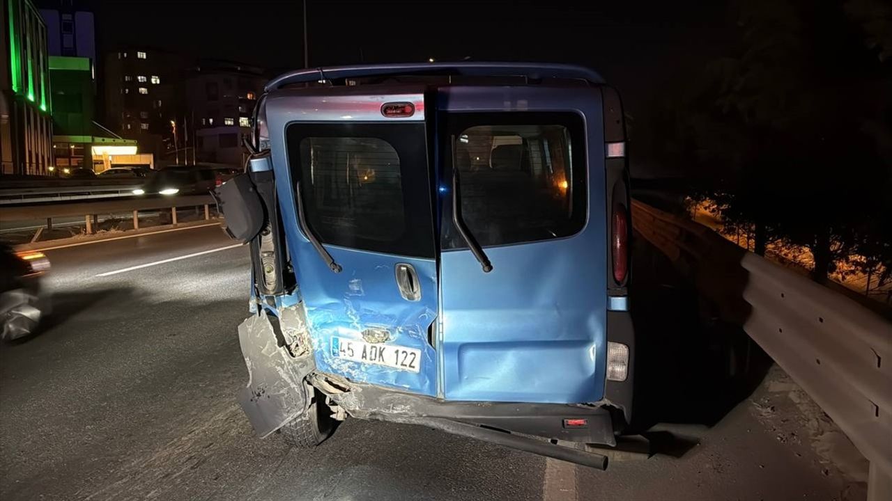Kocaeli'de Minibüs ile Otomobilin Çarpıştığı Kazada İki Yaralı