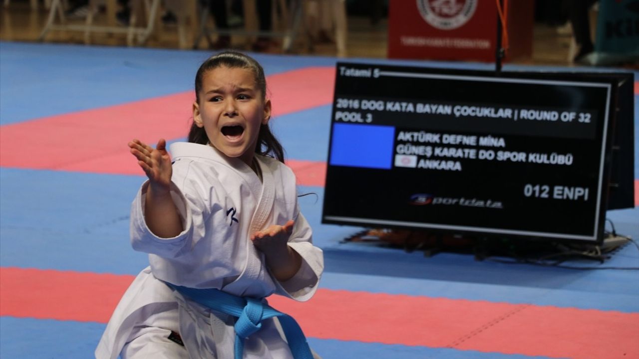 Kocaeli'de Türkiye Çocuklar Karate Şampiyonası Başladı