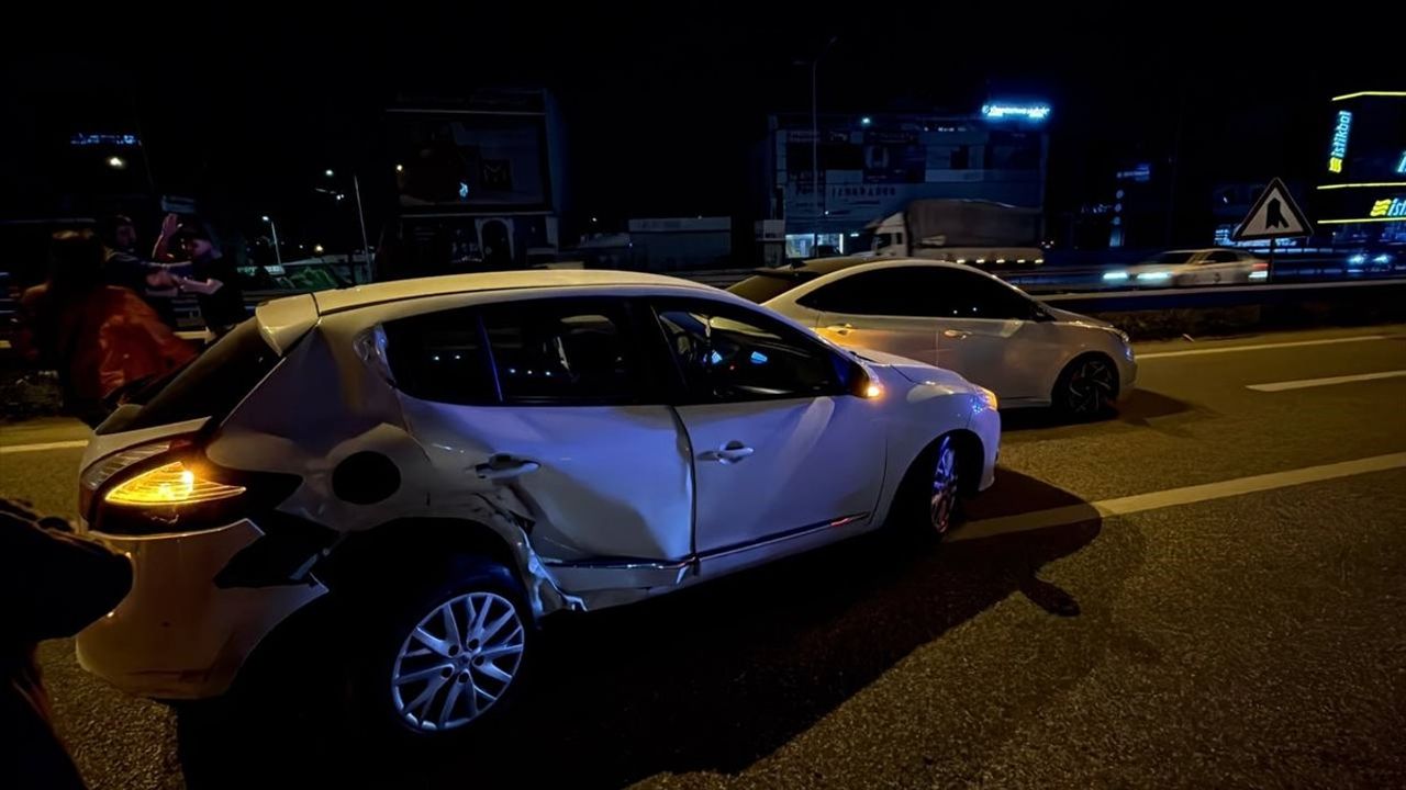 Kocaeli'de Zincirleme Trafik Kazasında Üç Kişi Yaralandı