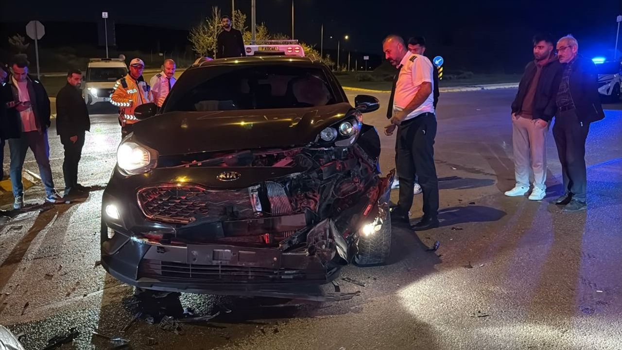 Kocaeli'nin Gebze İlçesinde Otomobil ve Cip Çarpıştı: 2 Yaralı