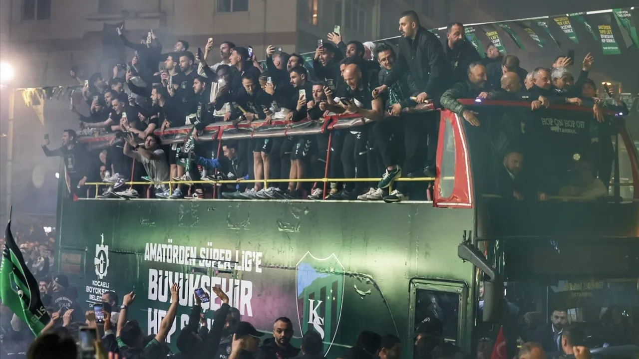 Kocaelispor, Süper Lig Heyecanını Taraftarlarıyla Kutladı
