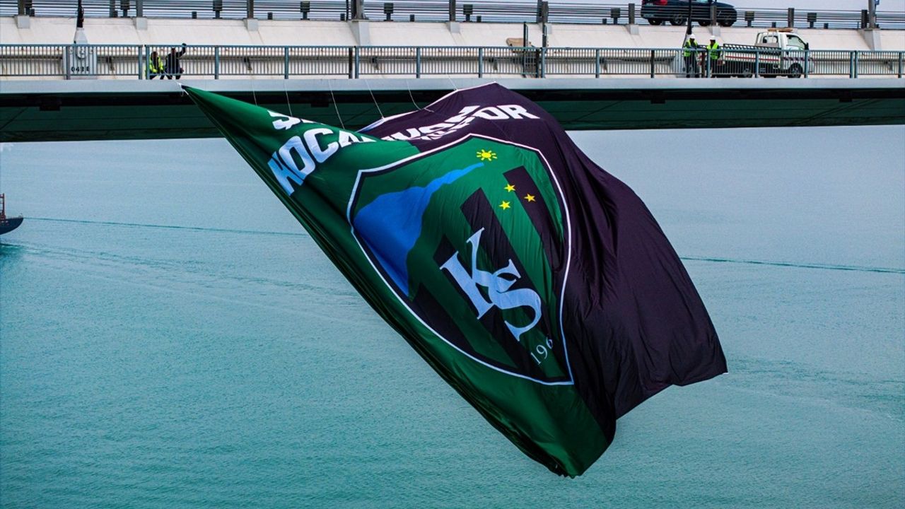 Kocaelispor'un Şampiyonluk Bayrağı Osmangazi Köprüsü'nde Dalgalanıyor