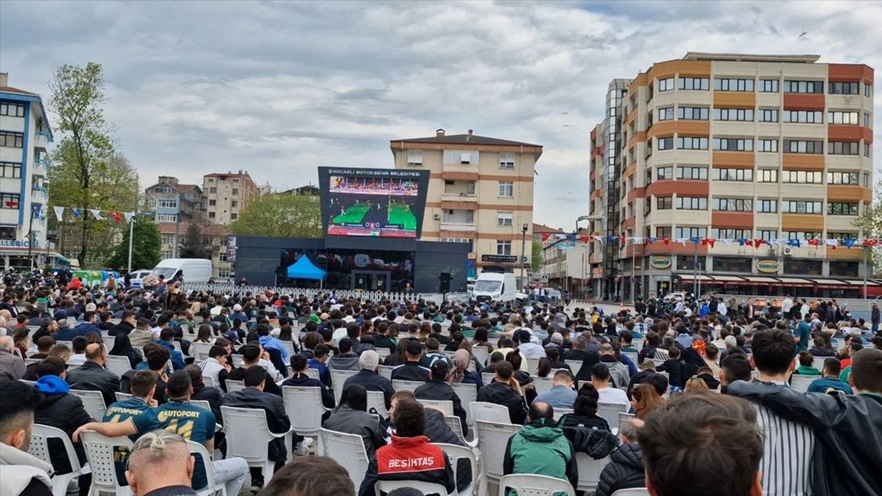 Kocaelispor'un Teksüt Bandırmaspor Maçı İzmit'te Dev Ekrandan İzlenildi
