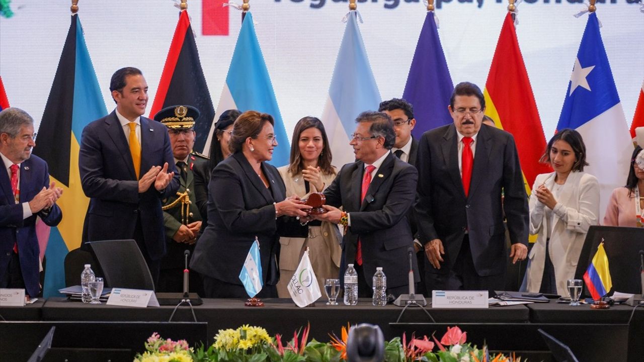 Kolombiya Cumhurbaşkanı Gustavo Petro, Latin Amerika ve Karayipler'in Birliği İçin Mücadele Edeceğini Açıkladı