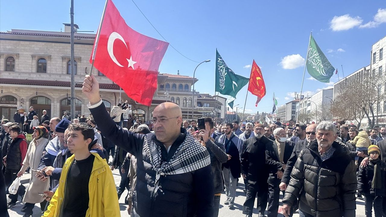 Konya'da Gazze'ye Destek İçin Yürüyüş Düzenlendi