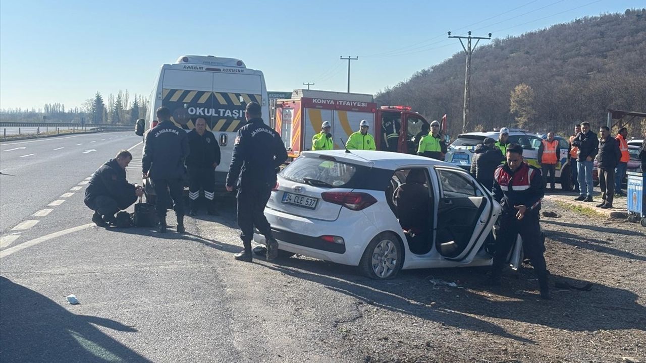 Konya'da Otomobilin Öğrenci Servisine Çarpması Sonucu 5 Kişi Yaralandı