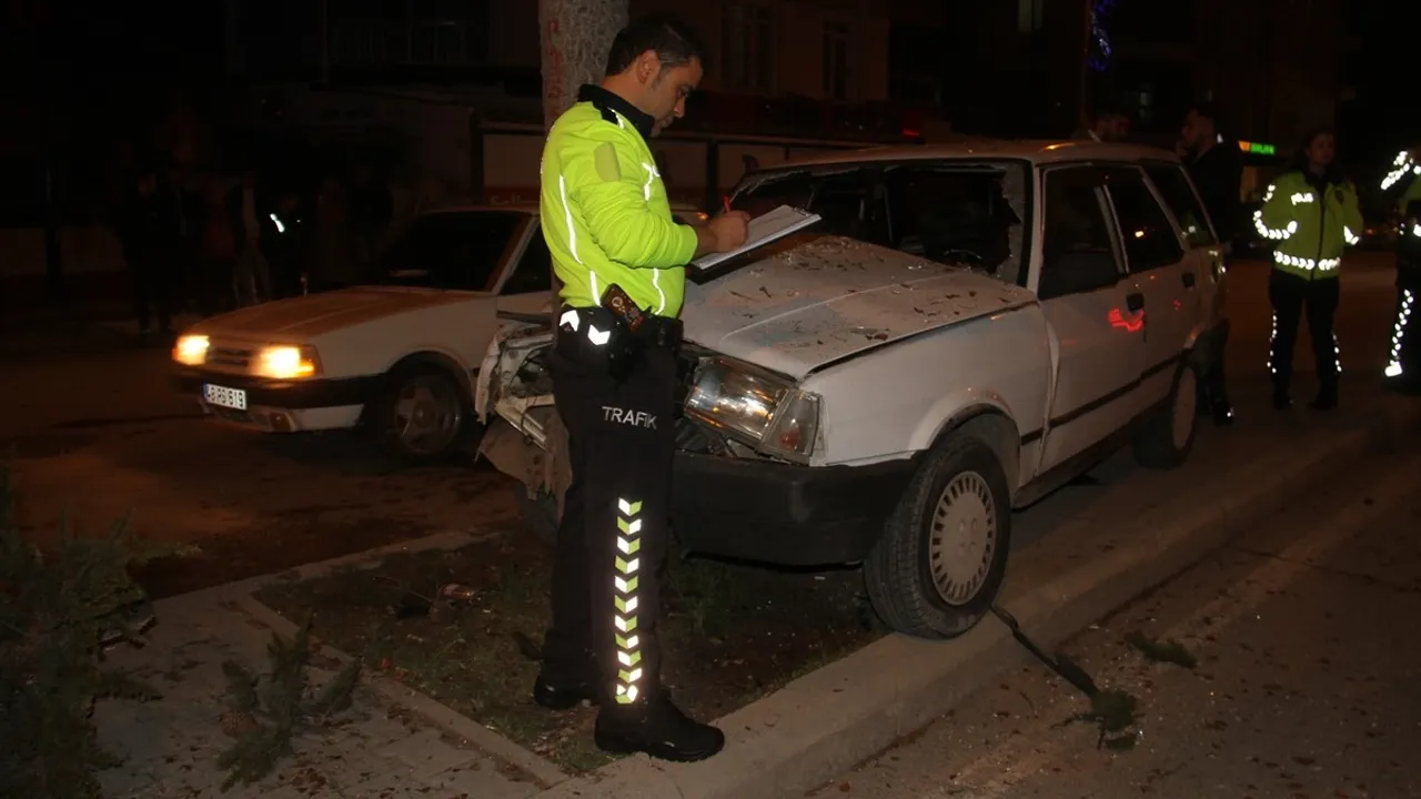 Konya'da Refüjdeki Ağaç ile Çarpışan Araçta 6 Kişi Yaralandı