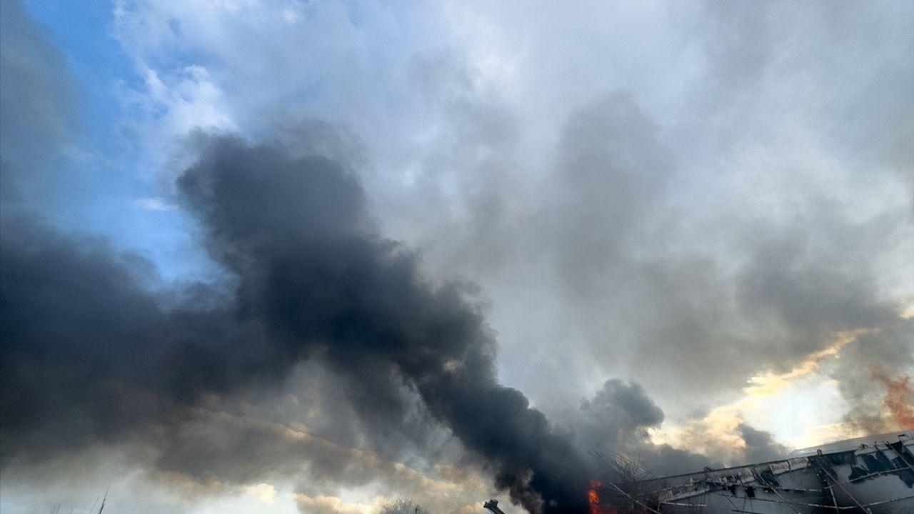 Konya'daki Tavuk Çiftliğinde Yangın Çıktı, İtfaiye Ekipleri Müdahale Ediyor