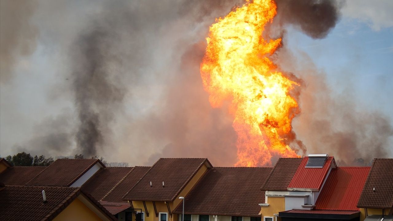 Kuala Lumpur'da Doğal Gaz Boru Hattında Yangın: 112 Yaralı ve 47 Ev Hasar Gördü