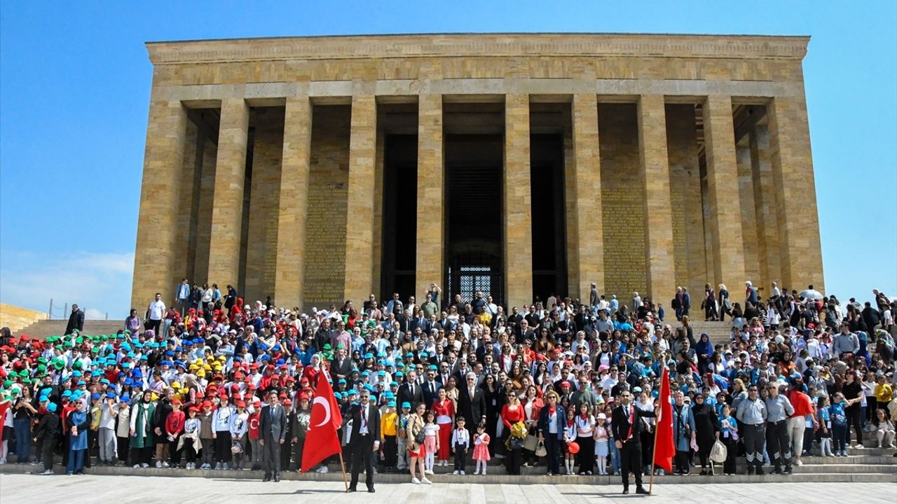 Küçük Hanımlar ve Küçük Beyler Anıtkabir'i Ziyaret Etti