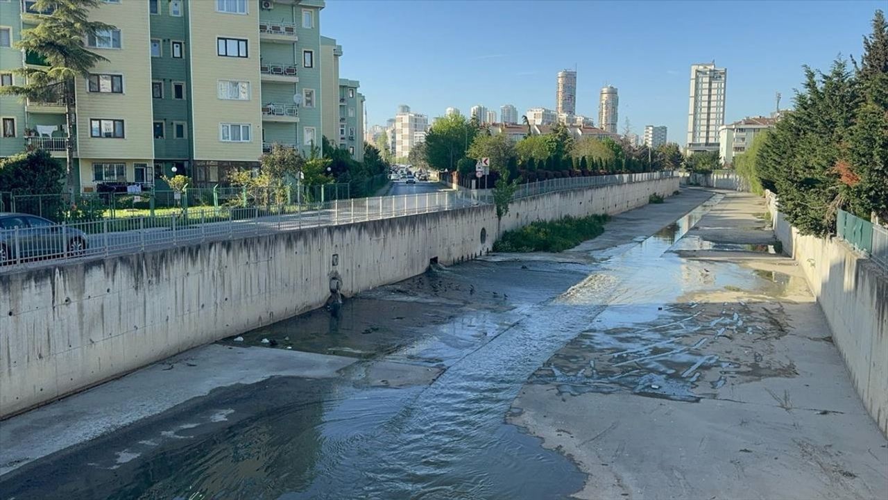 Küçükçekmece'de Atık Sular Nakkaş Deresi'ne Karışıyor, Kötü Koku Mahalle Sakinlerini Rahatsız Ediyor