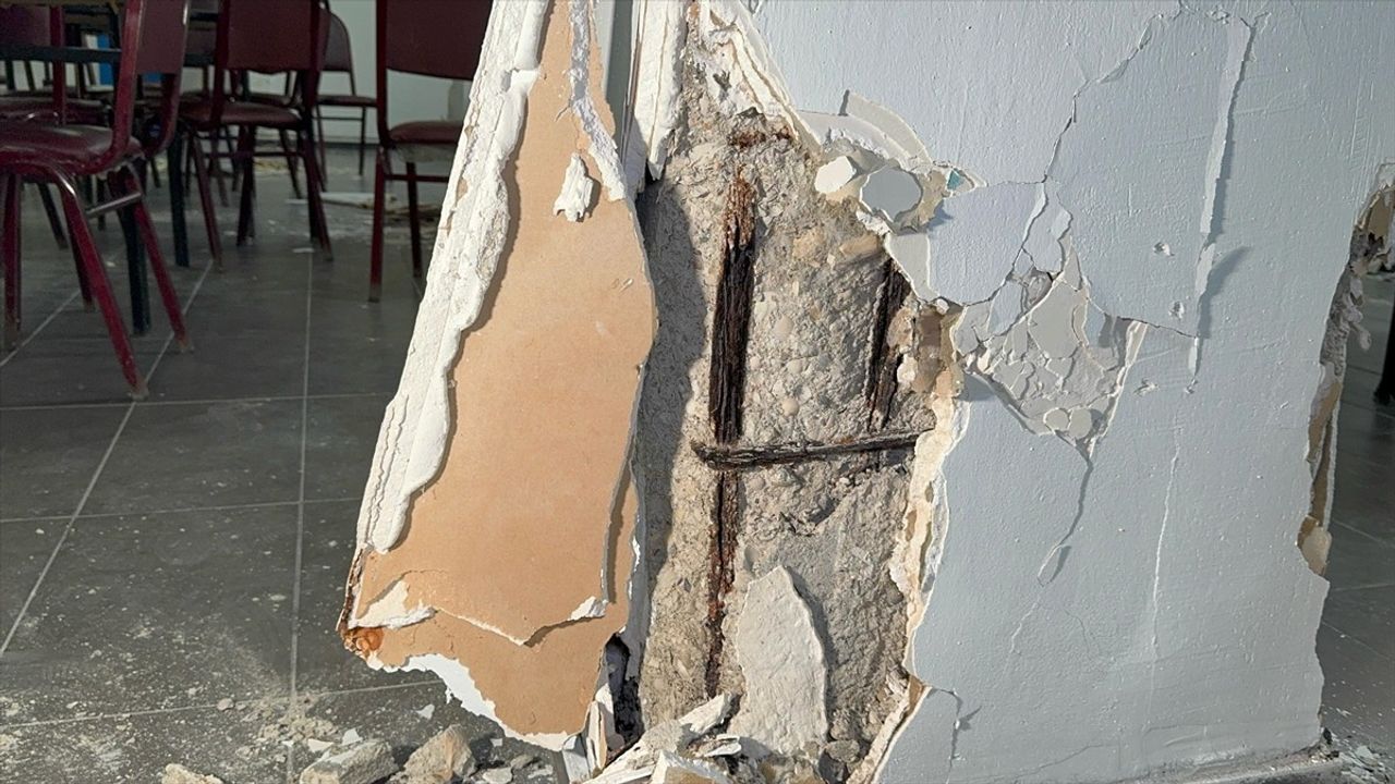 Küçükçekmece'de Deprem Sonrası Hasarlı Bina Tahliye Edildi