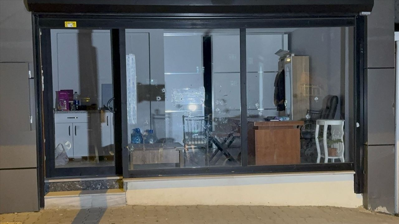 Küçükçekmece'de İş Yeri Silahlı Saldırıya Uğradı