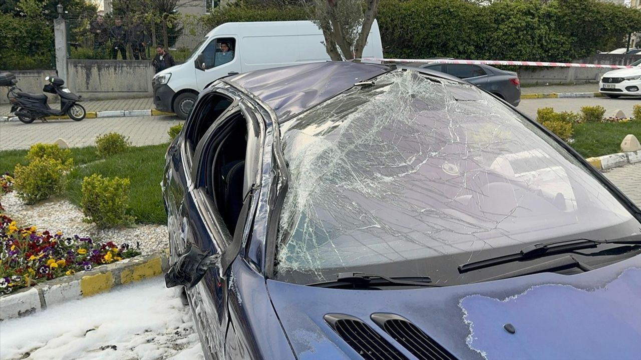 Küçükçekmece'de Test Sürüşü Sırasında Otomobil Devrildi: Sürücü Yaralandı