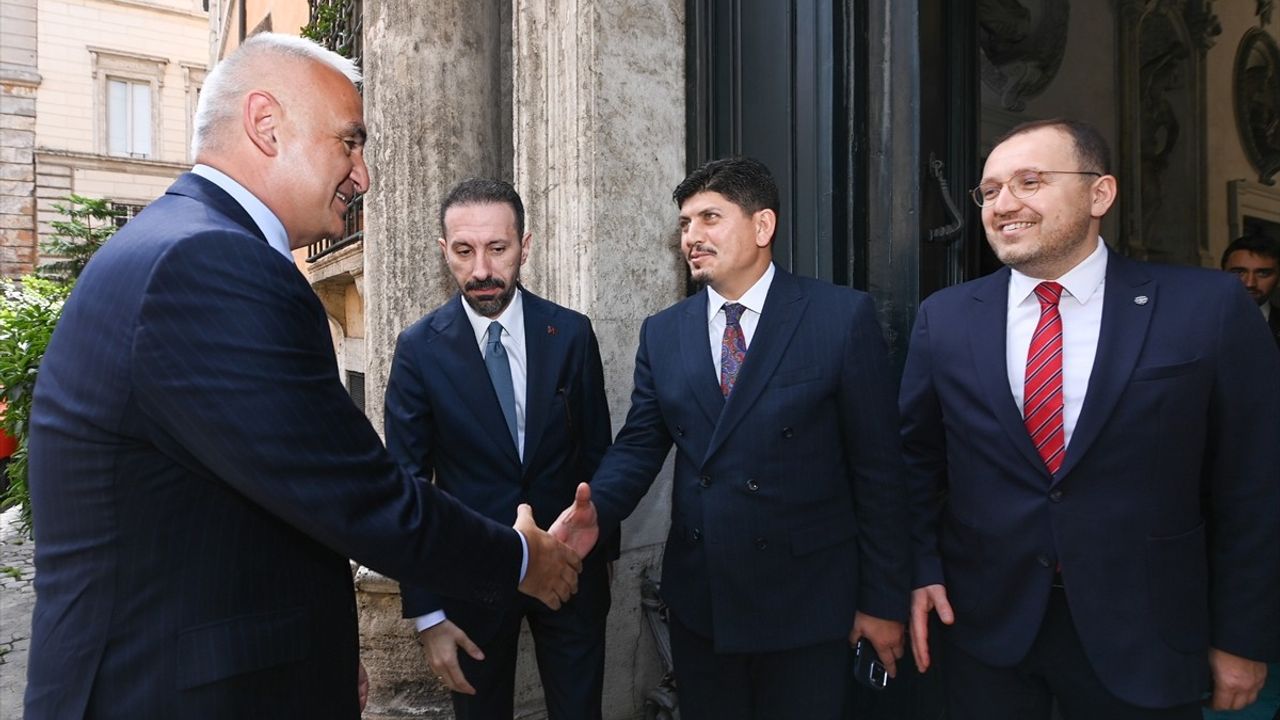 Kültür ve Turizm Bakanı Ersoy, Roma'da Albayrak Hüsn-ü Hat Sergisi Açılışını Yaptı