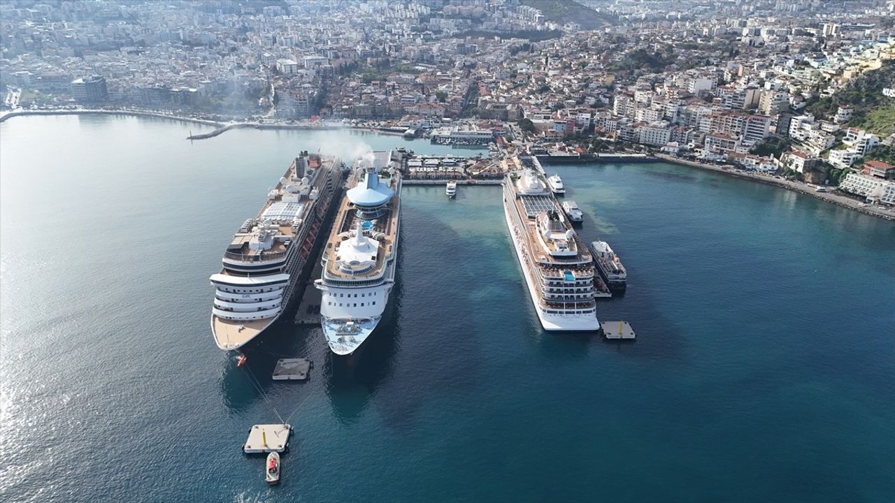 Kuşadası'na Üç Kruvaziyerle 4 Bin 195 Turist Geldi
