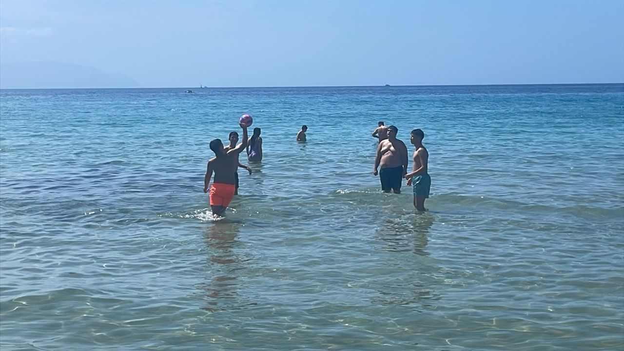 Kuşadası'nda Hava Sıcaklıklarıyla Sahil Hareketliliği Artıyor