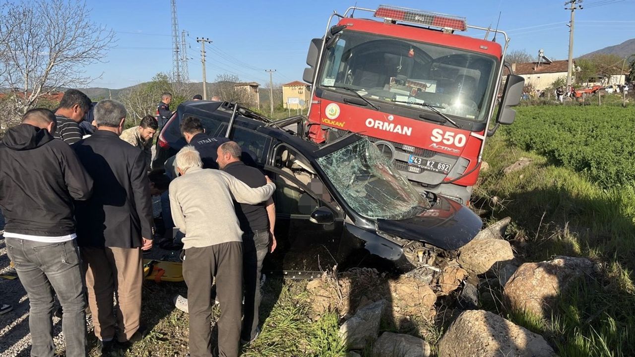 Kütahya'da Arazöz ile Otomobil Çarpıştı: Bir Kişi Hayatını Kaybetti, Diğeri Yaralandı