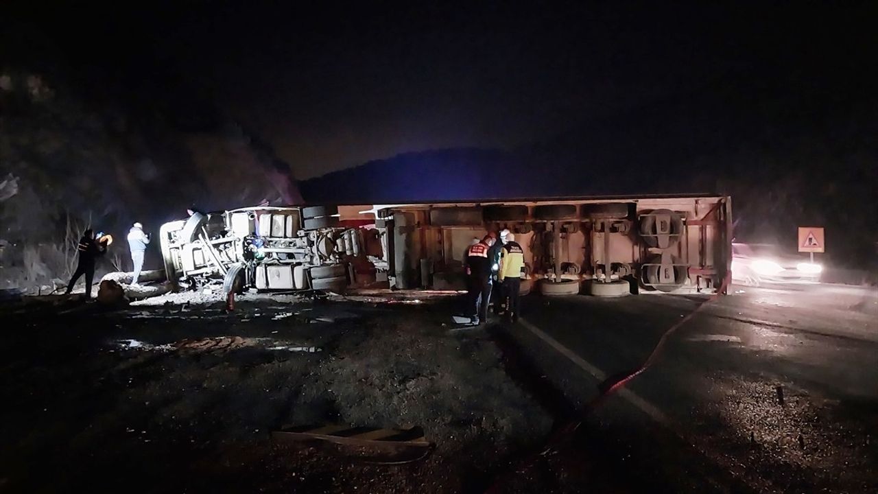 Kütahya'da Devrilen Tırın Altında Kalan Otomobilin Sürücüsü Hayatını Kaybetti, Babası Yaralandı