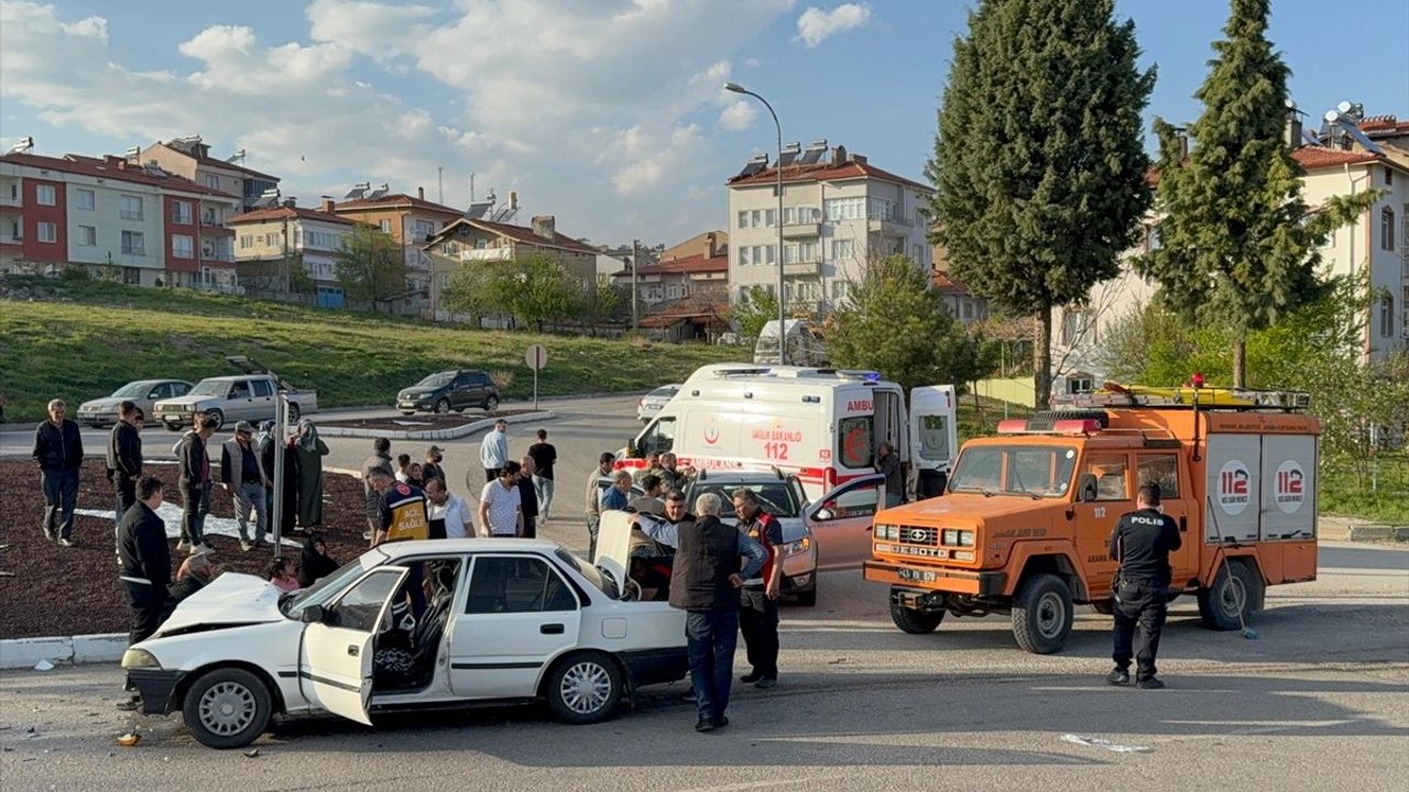 Kütahya'da İki Otomobil Çarpıştı: 7 Yaralı