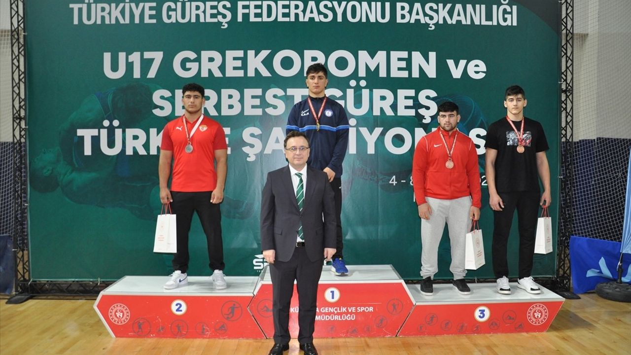 Kütahya'daki 17 Yaş Altı Türkiye Güreş Şampiyonası Sonuçlandı