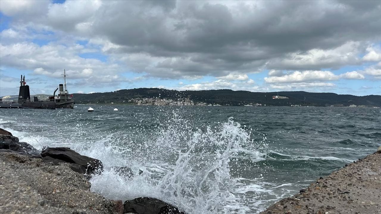 Kuzey Ege'de Kuvvetli Rüzgar Feribot Seferlerini İptal Ettirdi