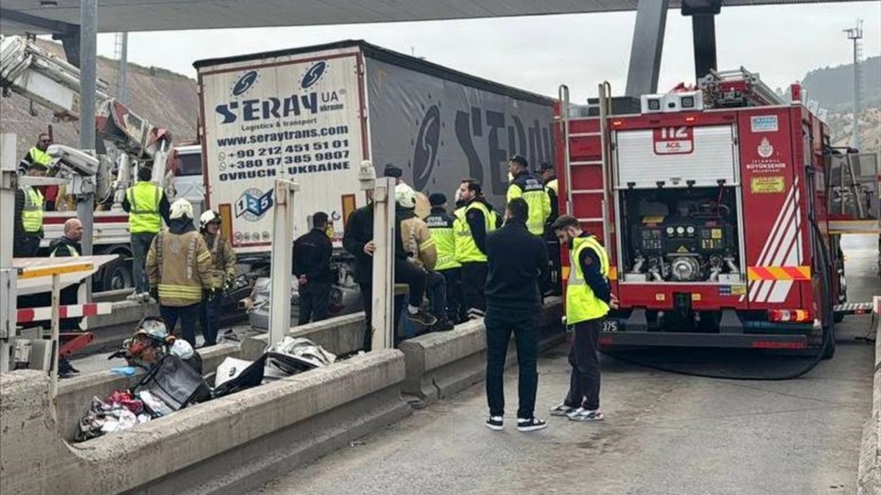 Kuzey Marmara Otoyolu'nda Trafik Kazası: Otomobil Gişelerdeki Tıra Çarptı