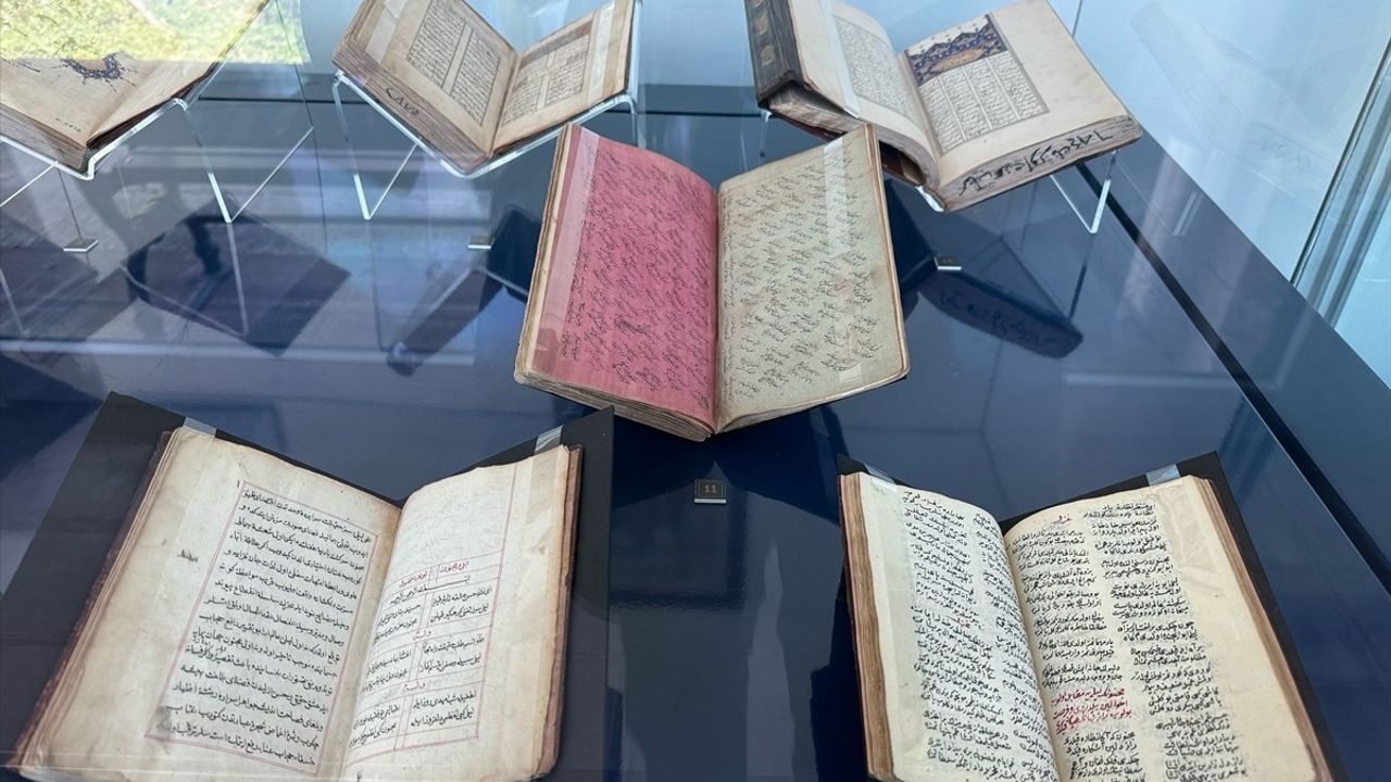 Leyla vü Mecnun Mesnevileri Sergisi Sanatseverlerle Buluştu