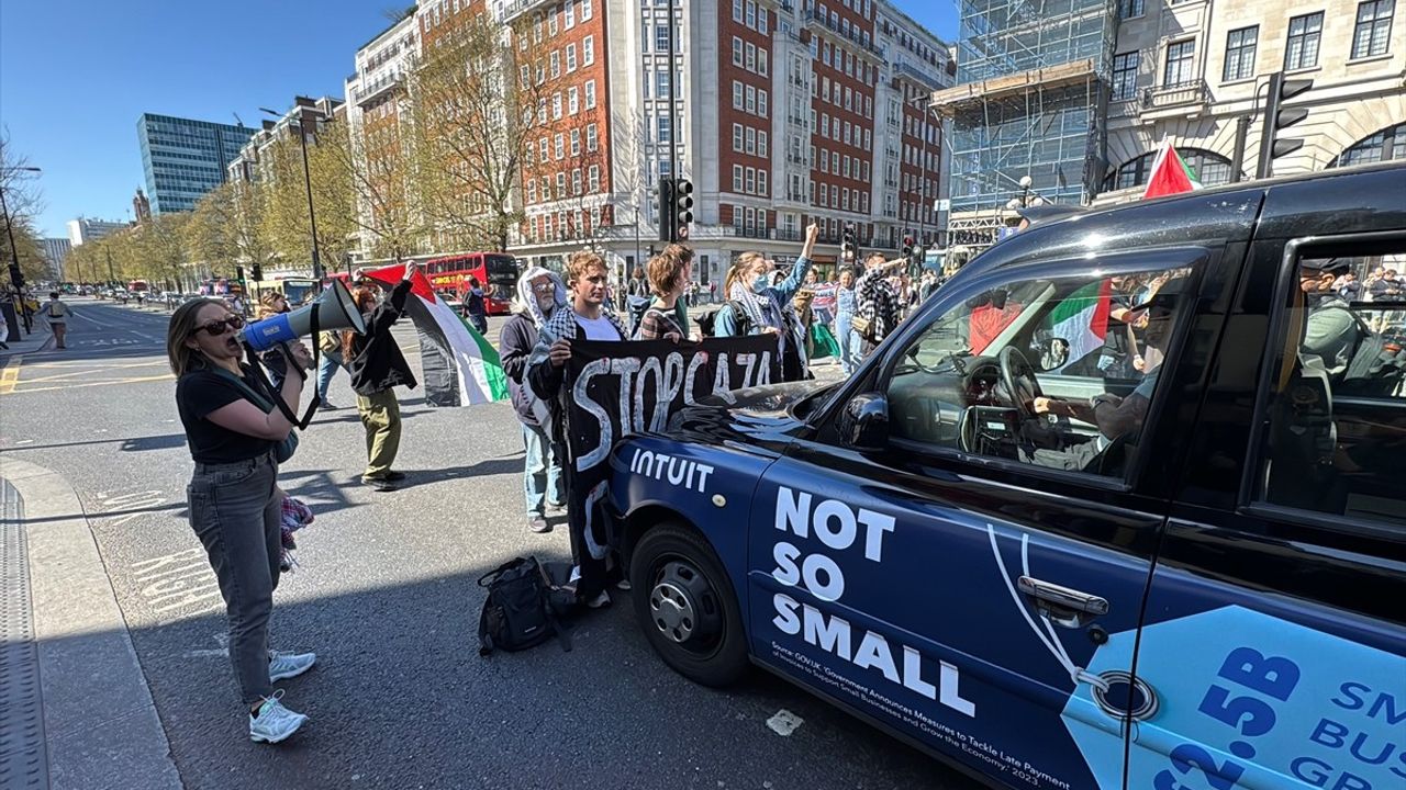 Londra'da Youth Demand Grubu Filistin İçin Eylem Düzenledi