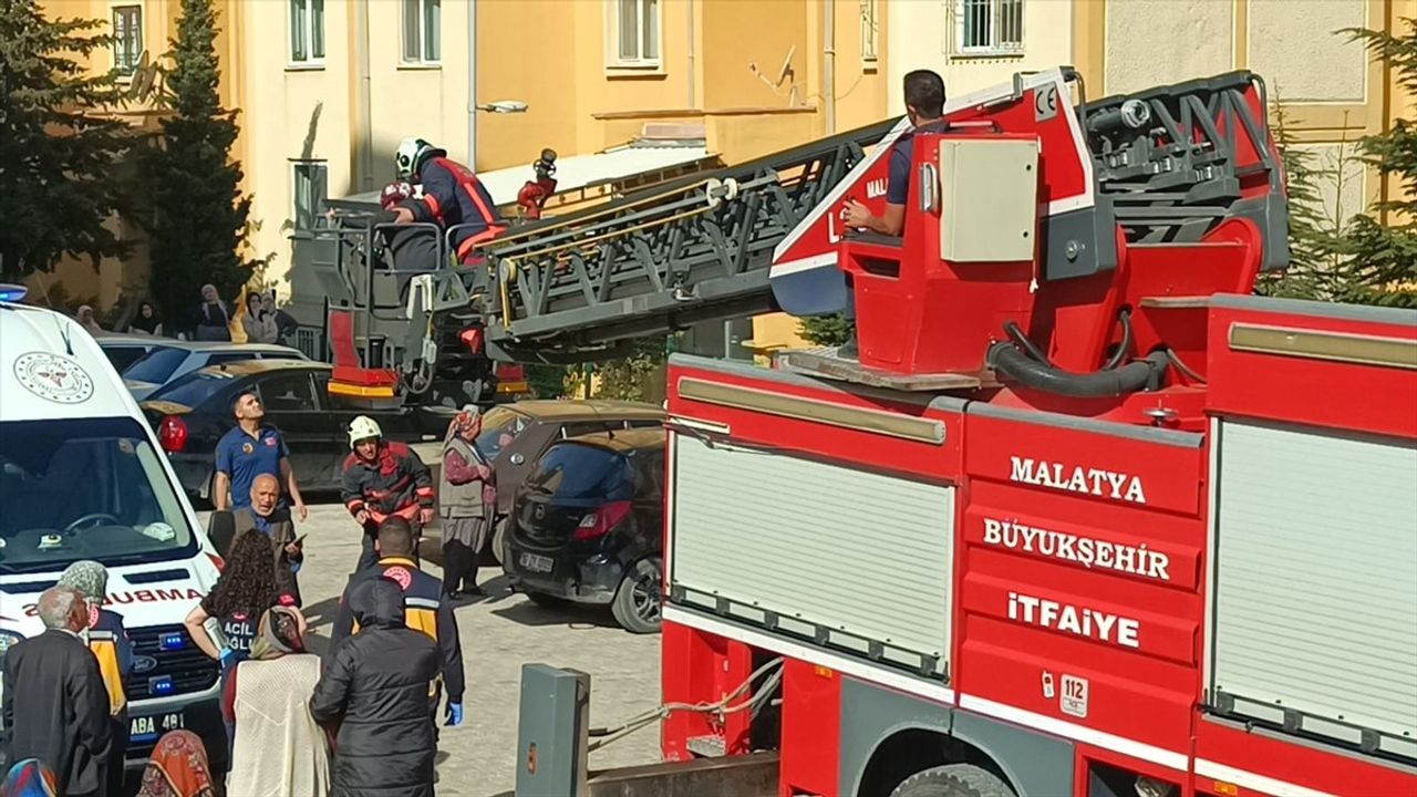 Malatya'da Apartman Yangını: 3 Kişi Dumandan Etkilendi