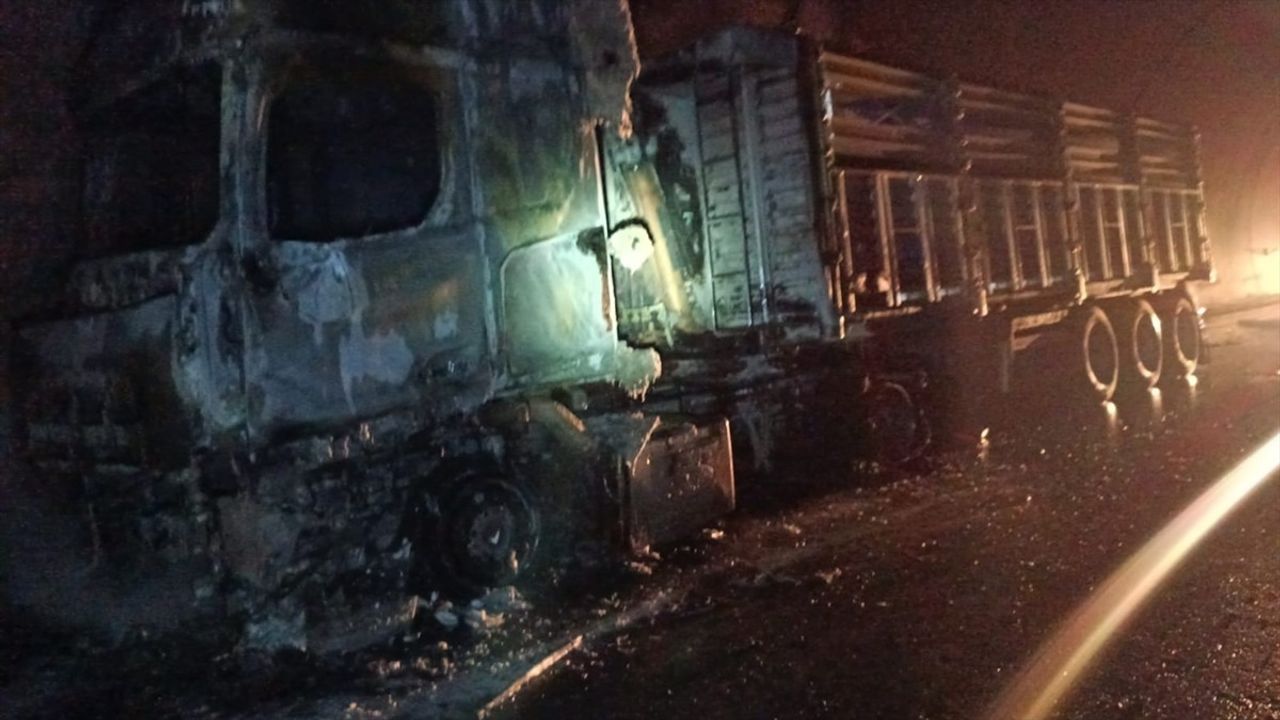 Malatya'da Kömür Yüklü Kamyonda Yangın Söndürüldü
