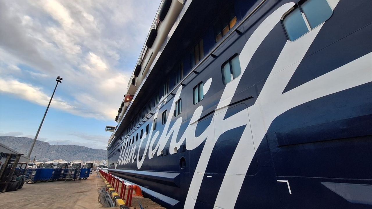Malta Bayraklı 'Mein Schiff 4' Kruvaziyeri Antalya'ya 5 Bin Turistle Geldi