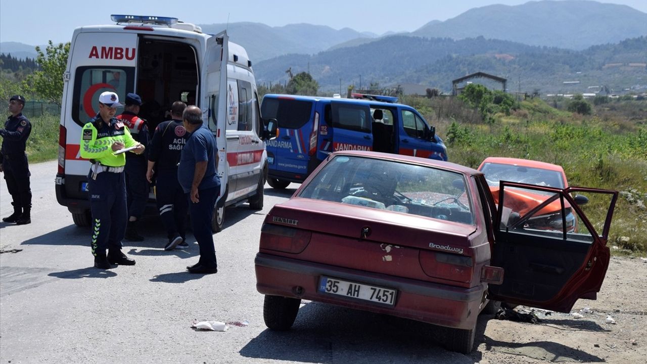 Manisa'da İki Otomobil Çarpıştı: 4 Yaralı