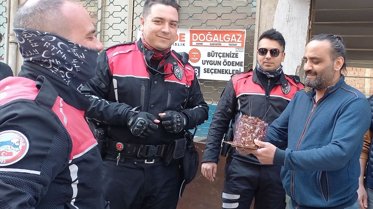 Manisa'da Kavga İhbarına Giden Polis Ekibine Pastalı Kutlama