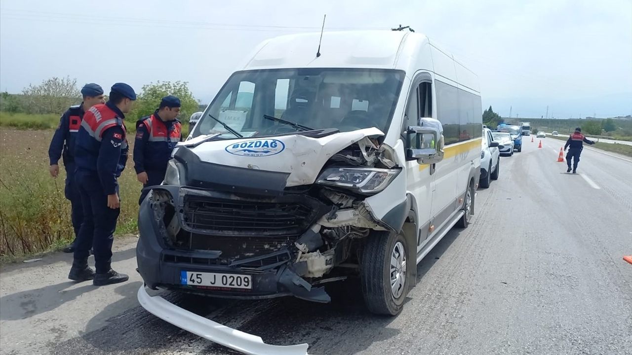 Manisa'da Öğrenci Servisleri Çarpıştı: 9 Öğrenci Yaralandı