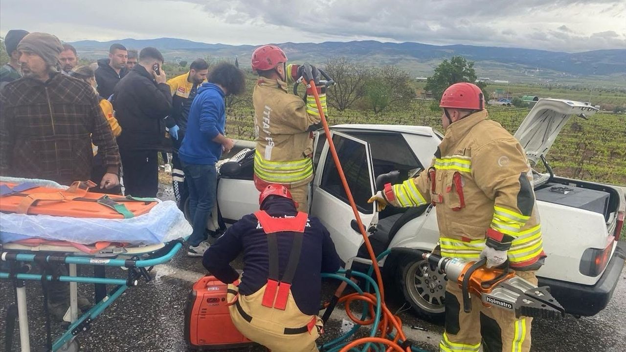 Manisa'nın Alaşehir İlçesinde Otomobil Kazası: 5 Yaralı