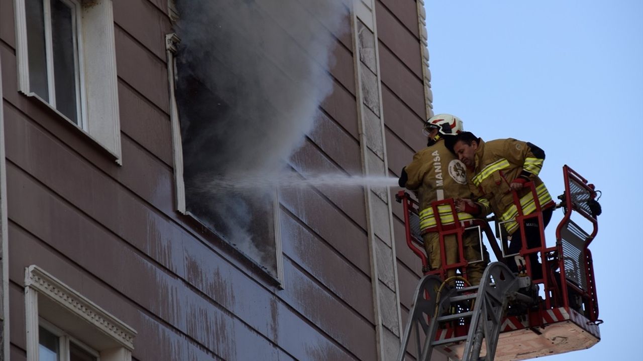 Manisa Turgutlu'da Apartmanda Yangın: 6 Mahsur Kişi İtfaiye Tarafından Kurtarıldı