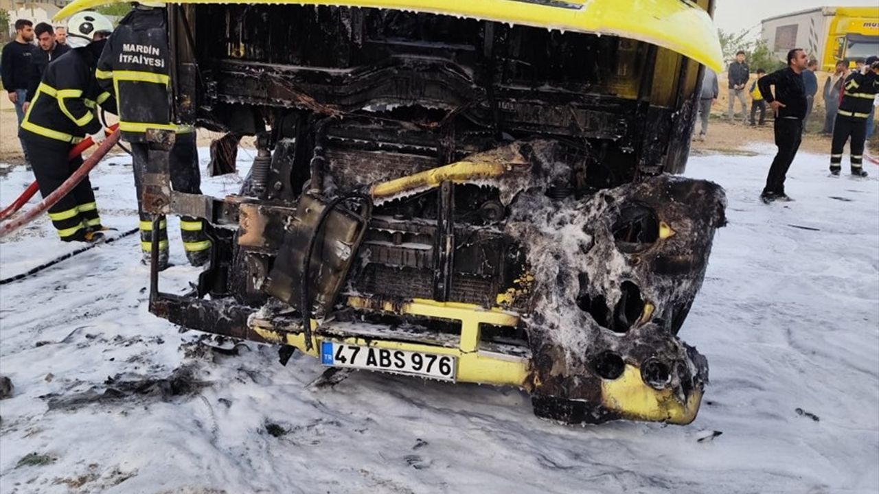 Mardin Artuklu'da Park Halindeki İki Tırda Yangın Çıktı