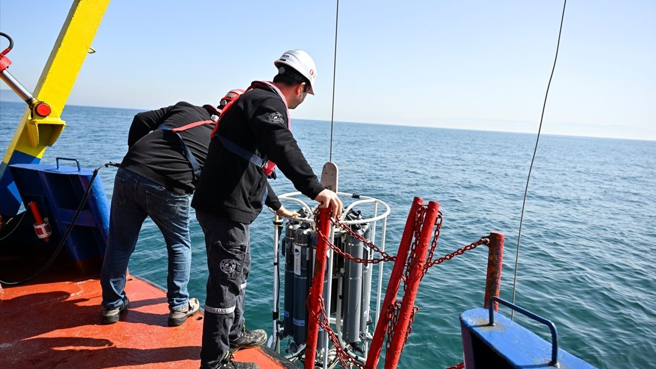 Marmara Denizi'nde Müsilaj İncelemeleri Devam Ediyor