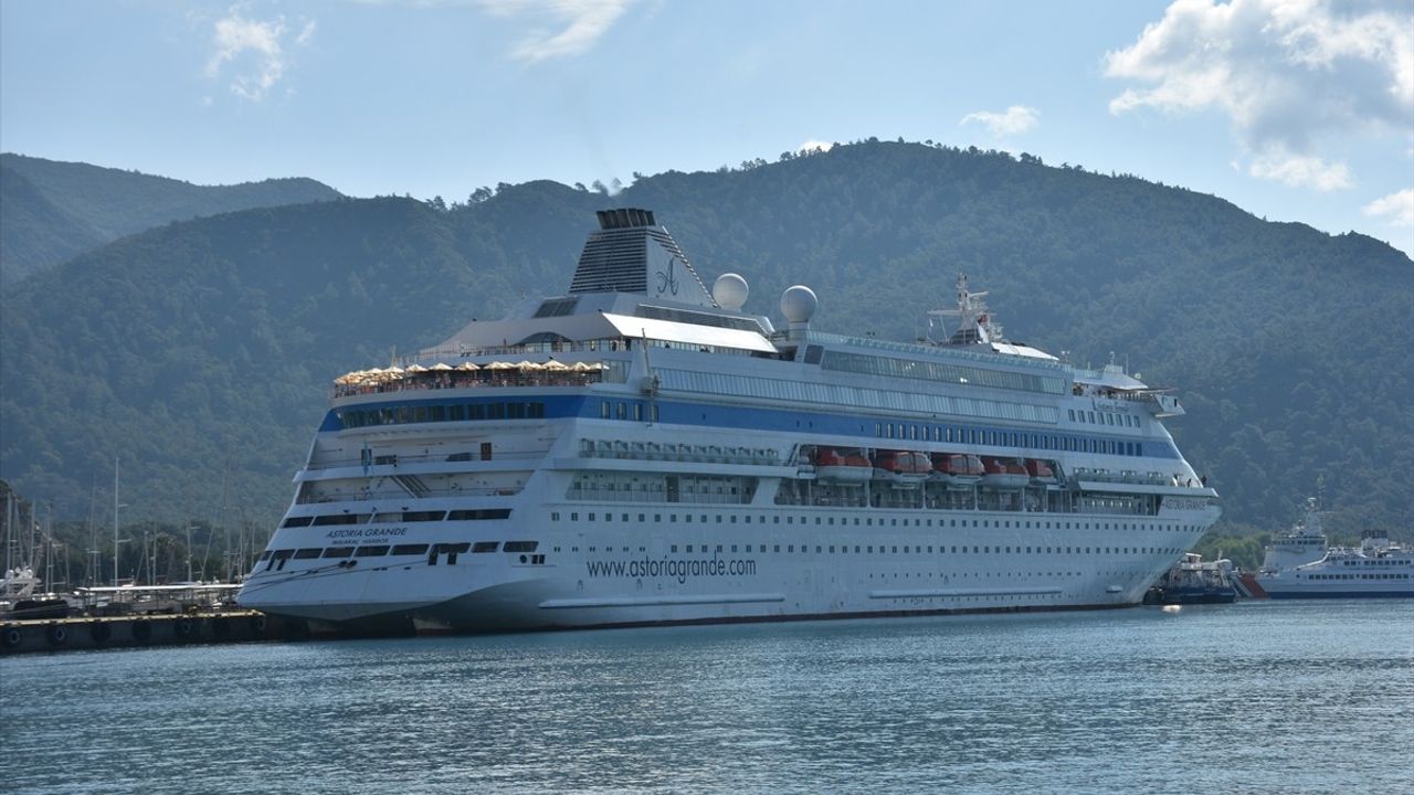 Marmaris'e Sezonun İlk Kruvaziyeri Geldi: 756 Rus Turist Var