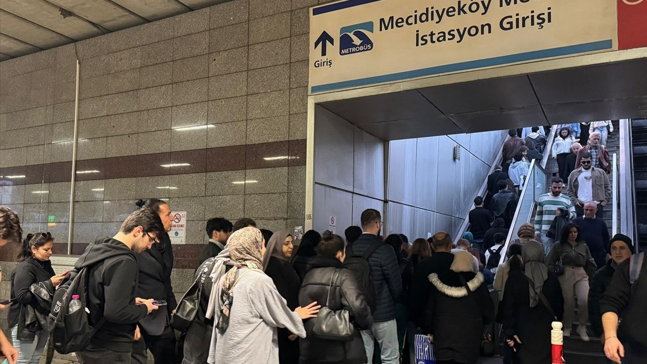 Mecidiyeköy Metrobüs Durağında Yürüyen Merdiven Arızası Nedeniyle Yoğunluk Oluştu