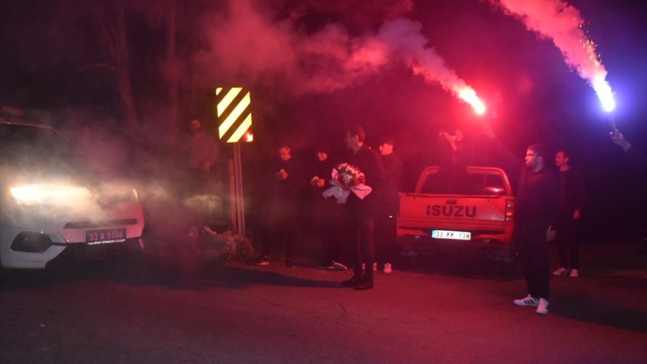 Mersin Bozyazı'da Gençlerden Polis Haftası'na Özel Pasta Sürprizi