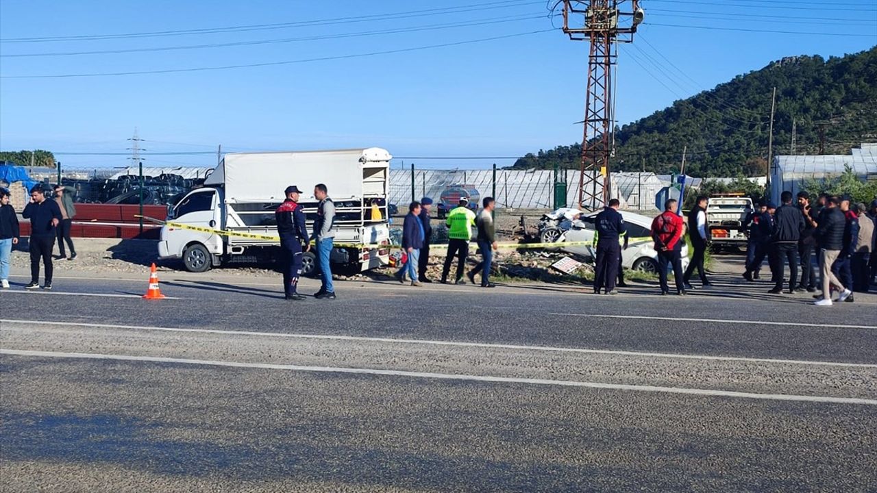 Mersin Bozyazı'da Kamyonet ile Otomobil Çarpıştı: 1 Ölü, 6 Yaralı