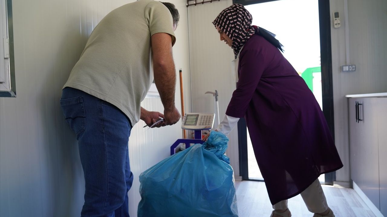 Mersin'de En Fazla Geri Dönüştürülebilir Atık Toplayan Kişiye Çeyrek Altın Verildi