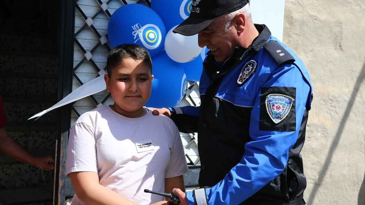 Mersin'de Polis Ekipleri 9 Yaşındaki Çocuğa Sürpriz Doğum Günü Kutlaması Düzenledi